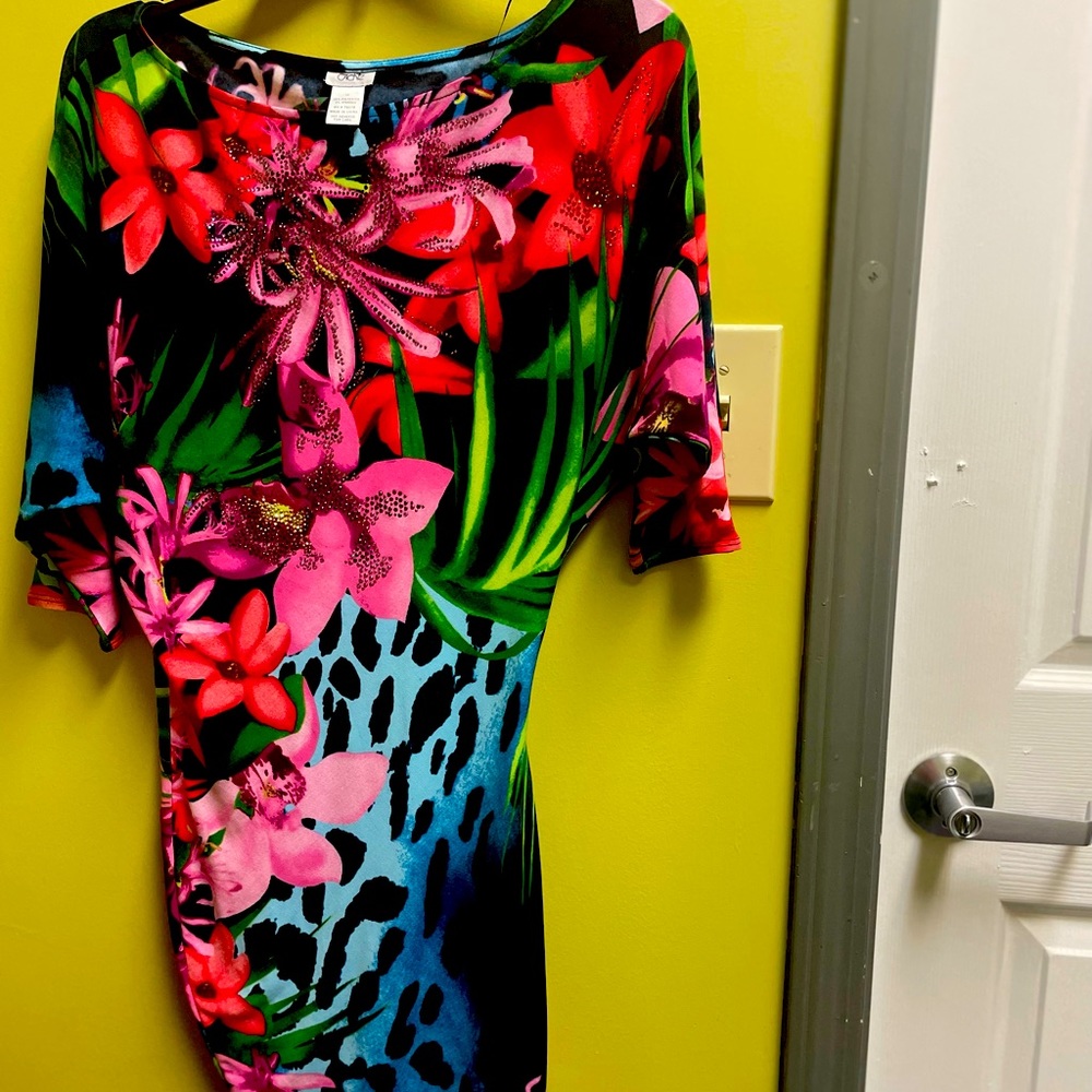 Brand CACHE , flower , like new , size xs